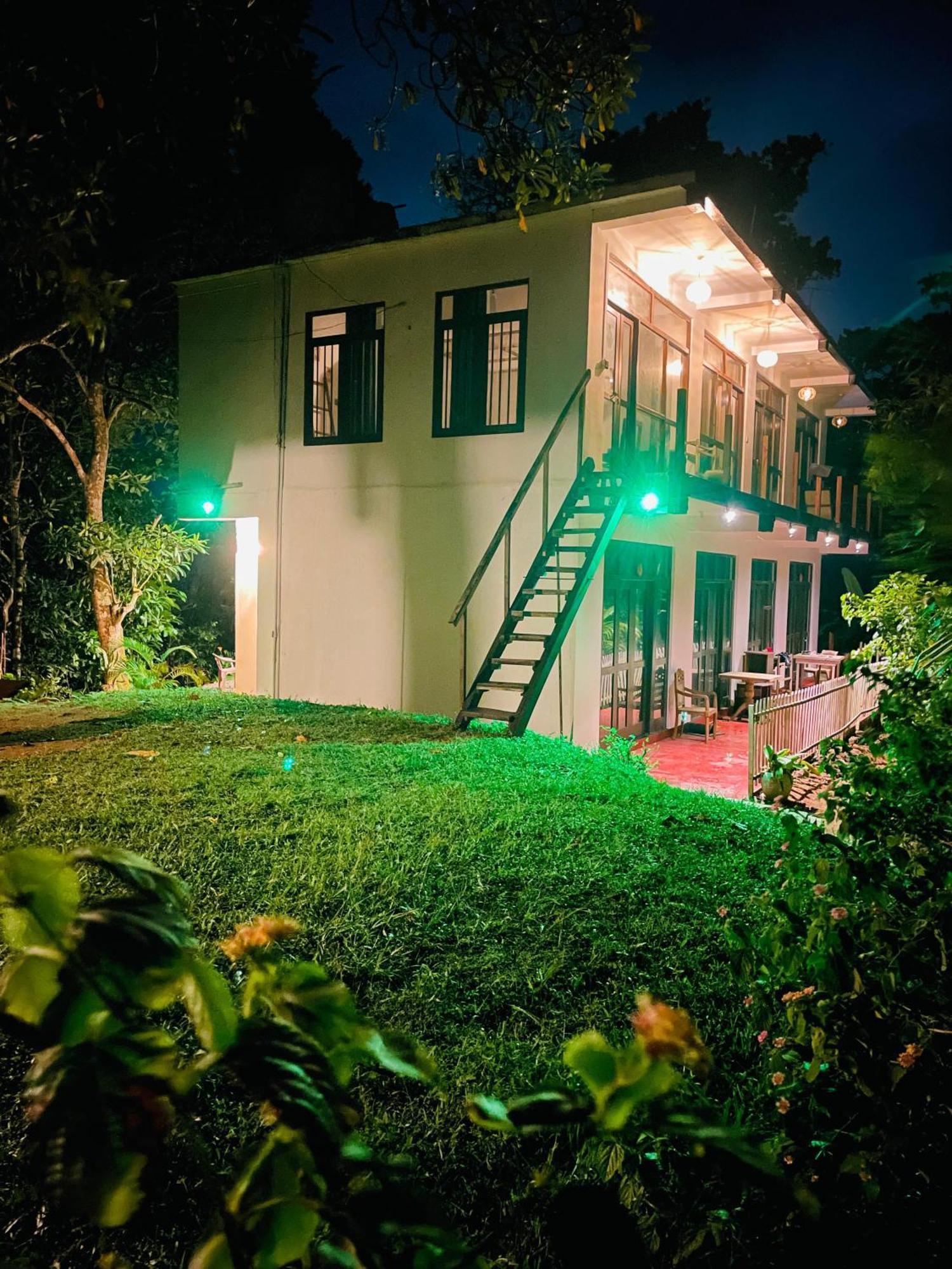 Bed and Breakfast Sky Mountain Cafe With Seaview Weligama Esterno foto